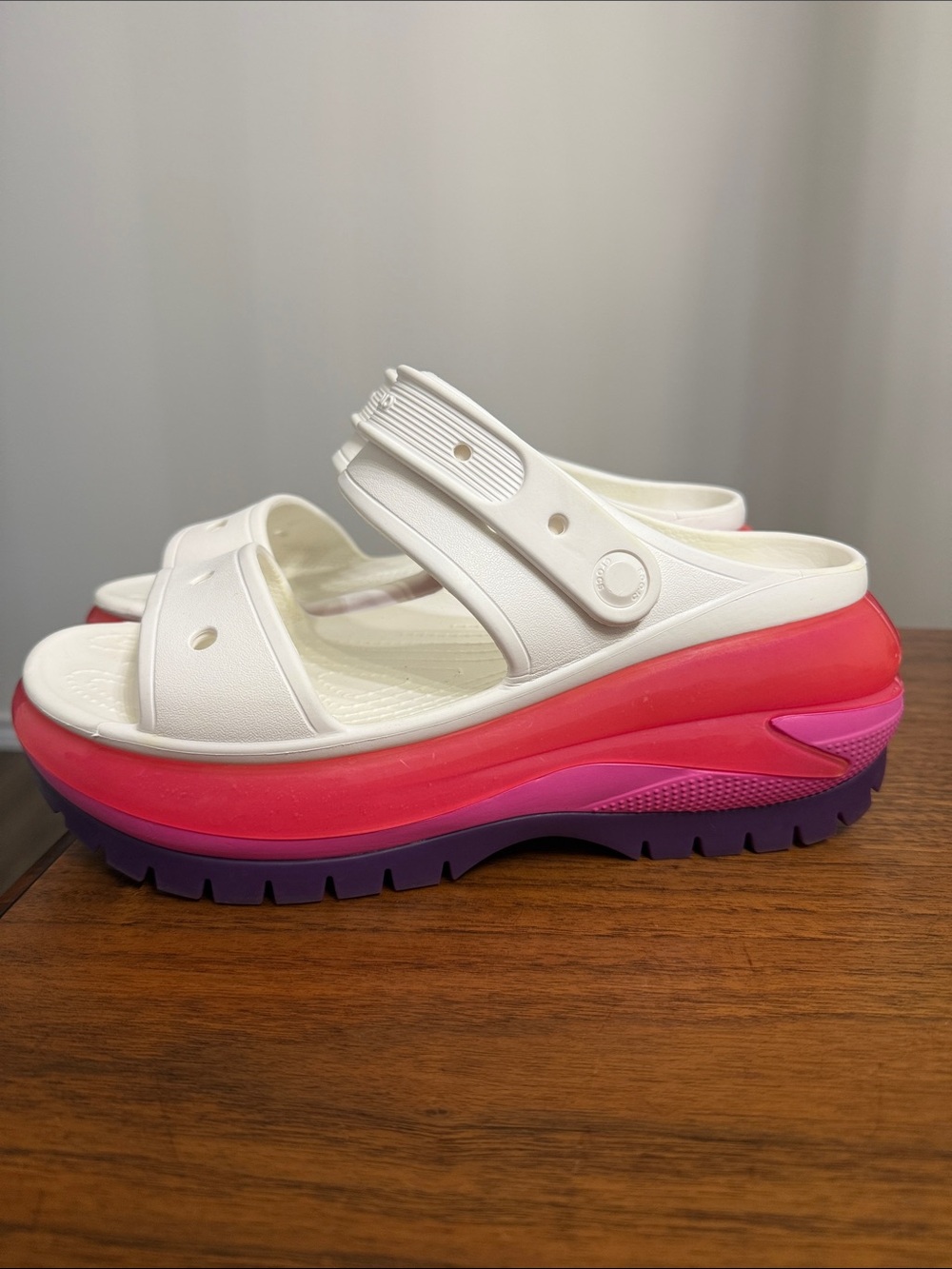 RARE Crocs Crush Sandal Womens 9
White Pink Purple Excellent
Platform Two Strap